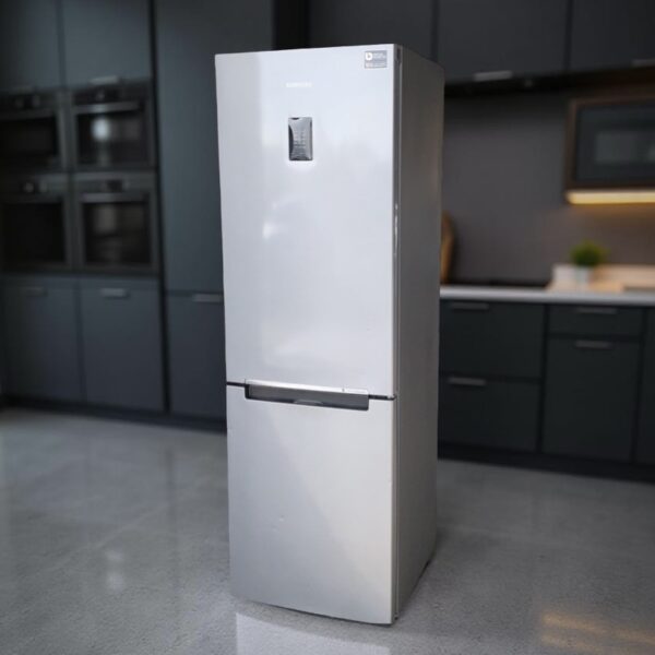 Koelvriescombinatie SAMSUNG NoFrost 304liter A+++ RB33J3219SS Outlet €199,-